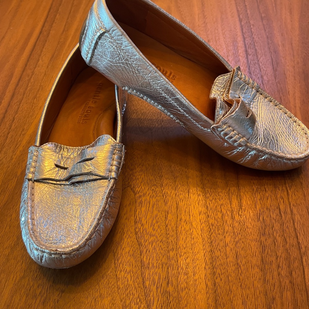 Kenneth Cole, gentle souls. Metallic Loafers. Lists Size 7, fits more 6.5